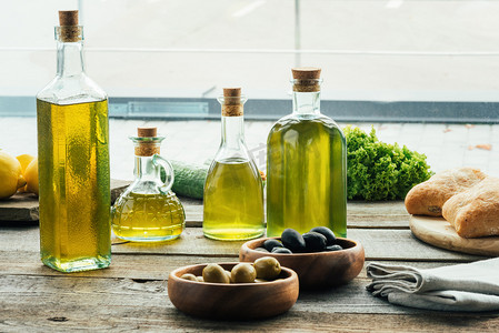 玻璃樽摄影照片_橄榄油瓶装蔬菜