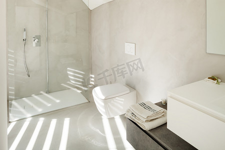 现代住宅的室内浴室