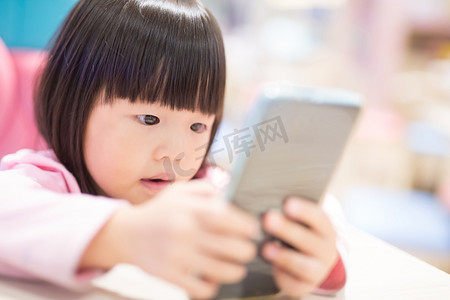 玩电脑的人摄影照片_使用智能手机的孩子.