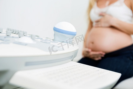 医疗传感器摄影照片_孕妇在背景中超声机
