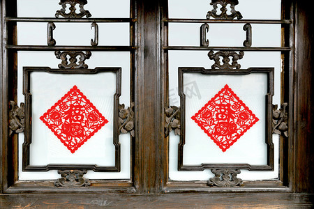 古典窗花雕刻摄影照片_剪纸窗口格栅的山西省平遥古城