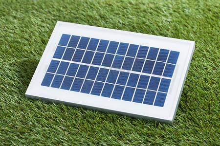 在草地上的太阳能电池板