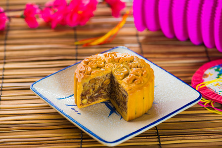 年年有余屏景图摄影照片_中国的月饼年年秋天的节日食品。中国一词