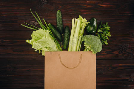 木桌购物袋绿色蔬菜鸟瞰