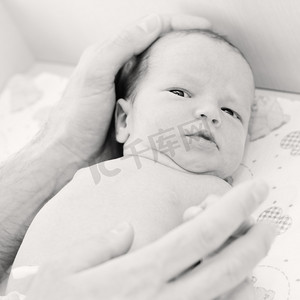 婴儿按摩小手摄影照片_在产科医院新生婴儿