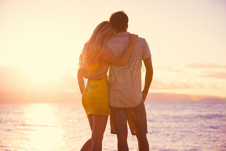 情侣白色摄影照片_浪漫的情侣，在热带的海滩上看日落