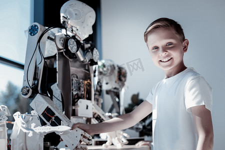 热心青春期的孩子用机器人握手