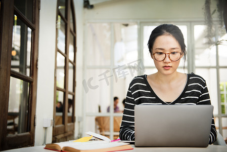 校园科技摄影照片_女人与数字设备的概念