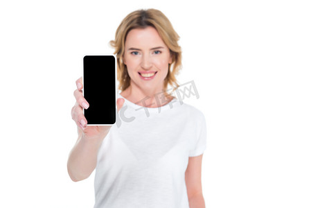 建模头摄影照片_微笑的妇女的画像显示智能手机与空白屏幕隔离在白色