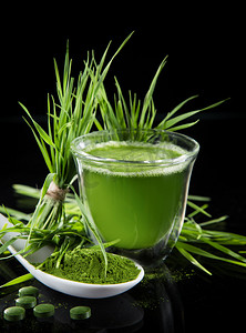 健康的绿色超级食物小球藻和年轻大麦