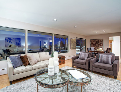 panoramic摄影照片_温暖的光棕色客厅与全景窗口视图. 