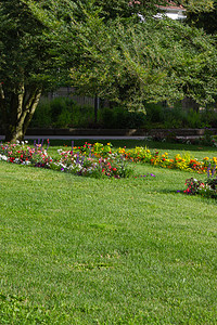 春背景摄影照片_洛可可城堡在城市公园盛开的花朵在绿色草坪在春天在德国南部城市施豪 gmuend