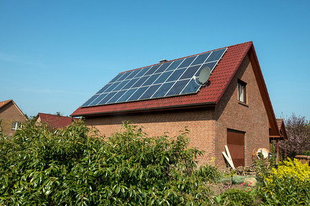 红色屋顶上的太阳能电池板 