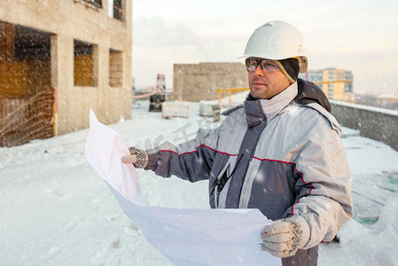 土建摄影照片_在冬季施工现场土建工程师