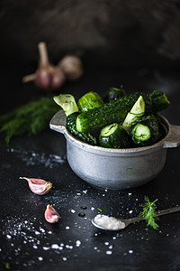 醋腌制用锅中香料和香草的绿色黄瓜