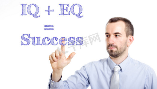 促销活动创意摄影照片_Iq + Eq 成功-蓝色文本的年轻商人