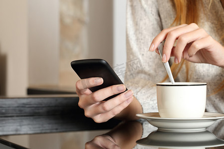 科技手机首页摄影照片_在家里吃早饭时使用智能手机的手
