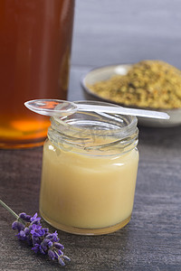 金蜜蜂花粉国讯蜂王浆和蜂蜜罐玻璃杯子