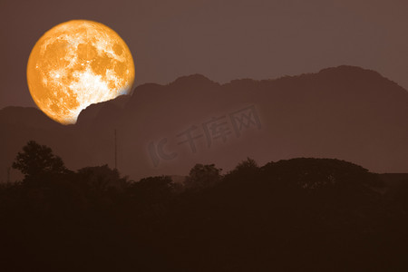 超级血月亮回到夜空上的剪影山