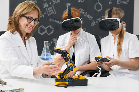 教授和两个科学学生穿虚拟现实的护目镜