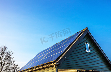 电房子摄影照片_太阳能发电技术在房子屋顶、 替代能源和环境保护生态.