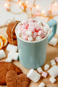 热巧克力摄影照片_棉花糖和巧克力心形饼干一杯热巧克力