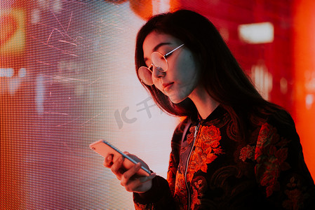 科技蓝色会议摄影照片_美丽的亚洲日本女孩街道肖像