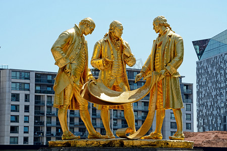 伯明翰百年广场金色博尔顿、瓦特和默多克雕像的景观.