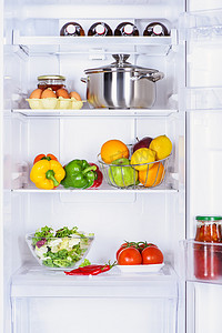 水果, 蔬菜和平底锅与鸡蛋在冰箱里 