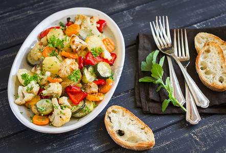 烤的蔬菜-西葫芦、 菜花、 土豆、 胡萝卜、 洋葱、 辣椒，椭圆形的菜