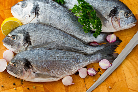 海鲜、 鱼-新鲜海多拉达海岸的美食