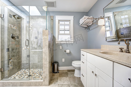 现代建筑摄影照片_现代浴室内有玻璃门淋浴