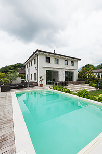 房子，外部有花园和游泳池的视图
