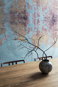 简约墙建筑摄影照片_现代室内设计,桌上有精美的花瓶. 家居装修的简约概念. 