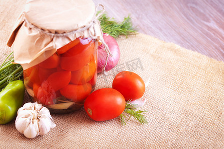 在罐子里桌子上的蔬菜和香料腌西红柿