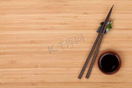 寿司筷子和酱油碗