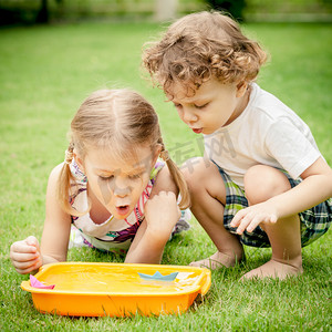 两个快乐的小孩，在花园里玩