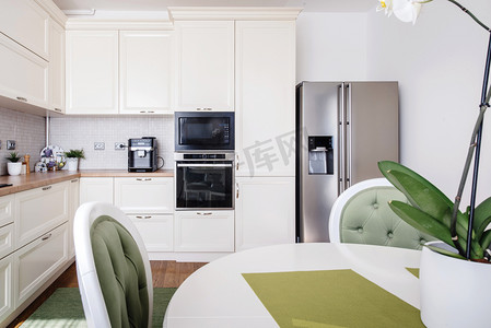 制冷器摄影照片_现代厨房面积与现代冰箱木地板
