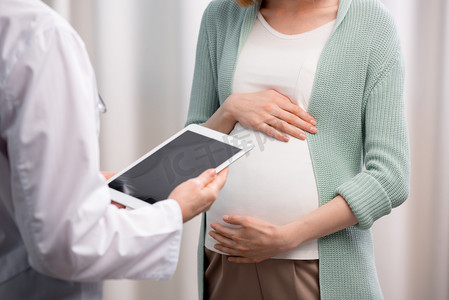 医疗科技女人摄影照片_医生和怀孕的女人