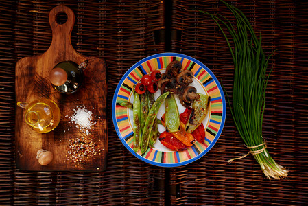 summer背景摄影照片_There are vegetables laid out neatly on a bright plate