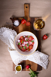 调味品首页摄影照片_新鲜的樱桃西红柿、 小萝卜沙拉配酒。新鲜的地中海沙拉碗。顶视图.