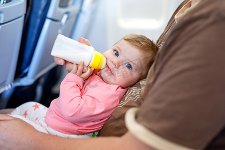 父亲在飞行上飞机去度假期间举行他的宝贝女儿