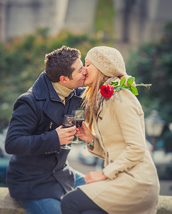 情侣在情人节接吻的一朵玫瑰