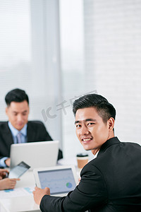 越南语摄影照片_在平板电脑上工作的商务人士