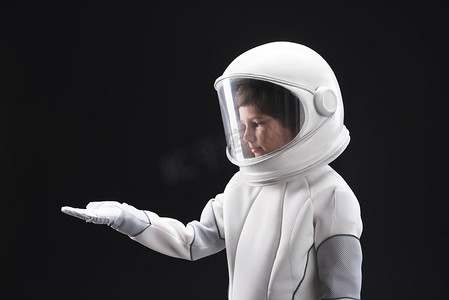 儿童宇航服摄影照片_仁慈的儿童太空人表达好奇心