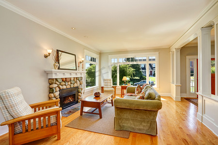 木地板客厅摄影照片_明亮的客厅，铺有木地板，配有家具