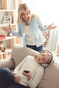 妈妈听电话摄影照片_十几岁的女儿和妈妈