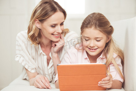 母亲和女儿使用数字平板电脑
