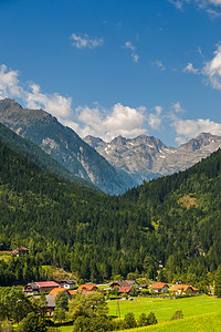 阿尔卑斯山中的山村
