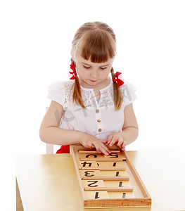 这姑娘还太年幼在蒙特梭利幼儿园上学